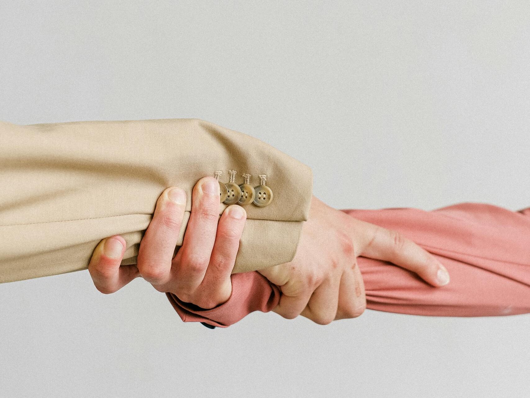 Ruce se drží, symbol jednoty.